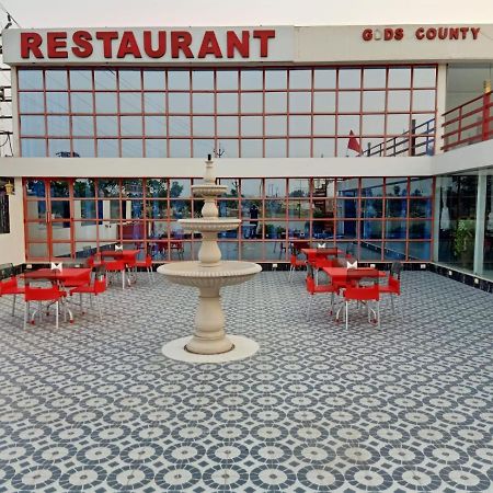 Gods County. Resort & Banquets Tarapith Buitenkant foto