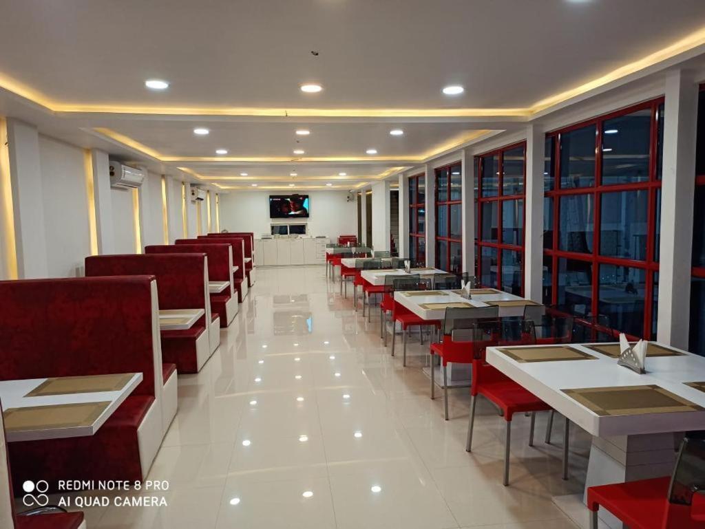 Gods County. Resort & Banquets Tarapith Buitenkant foto