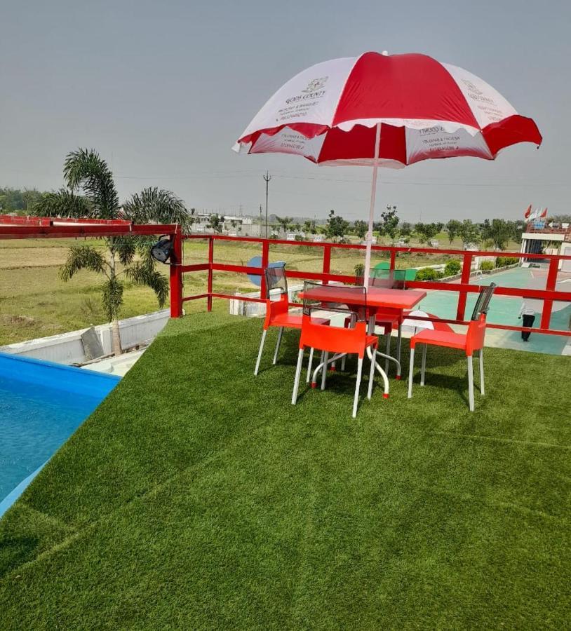 Gods County. Resort & Banquets Tarapith Buitenkant foto