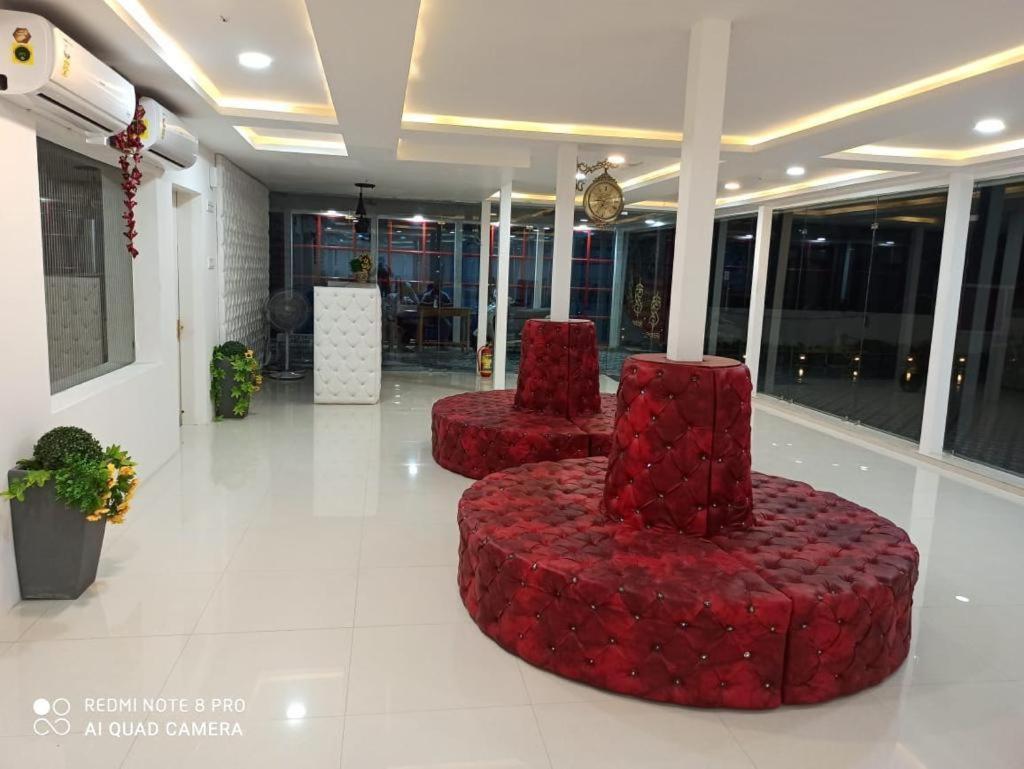 Gods County. Resort & Banquets Tarapith Buitenkant foto