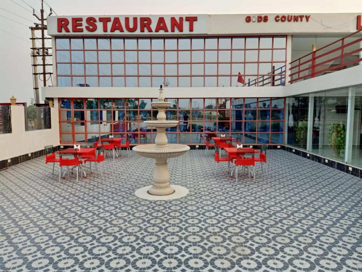 Gods County. Resort & Banquets Tarapith Buitenkant foto