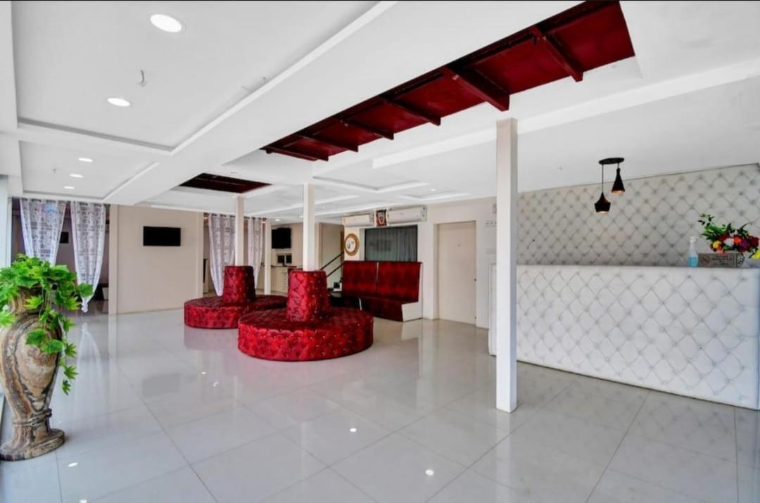 Gods County. Resort & Banquets Tarapith Buitenkant foto