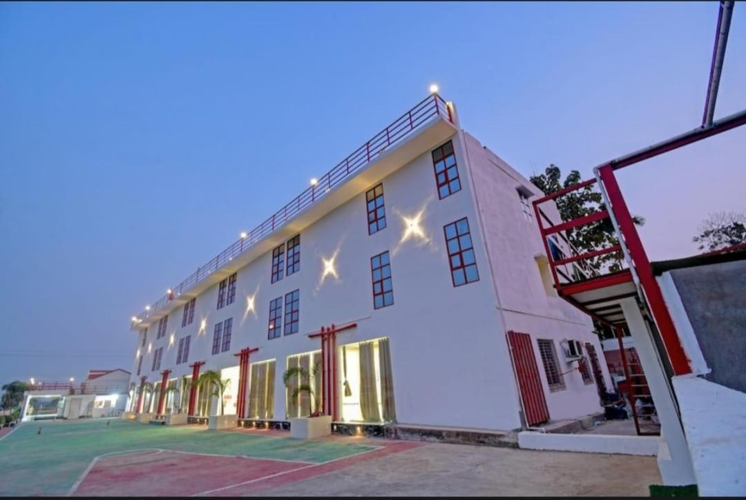 Gods County. Resort & Banquets Tarapith Buitenkant foto