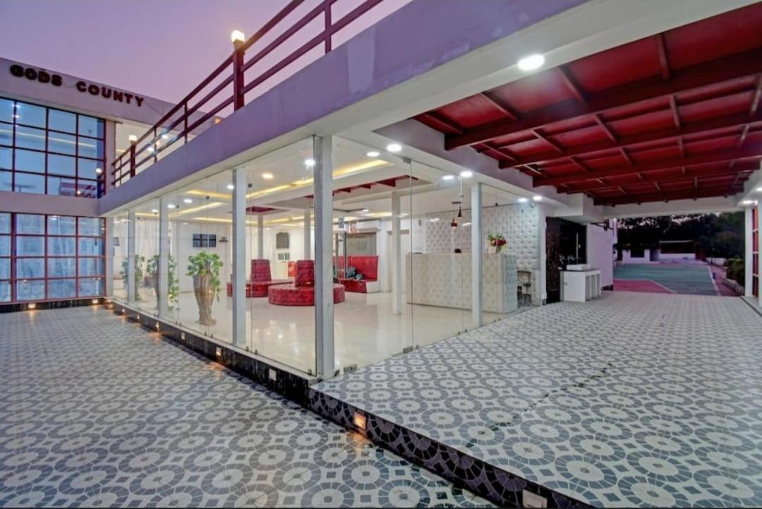 Gods County. Resort & Banquets Tarapith Buitenkant foto